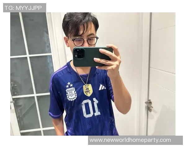 时尚潮流与运动风格融合 足球球星印花T恤搭配推荐