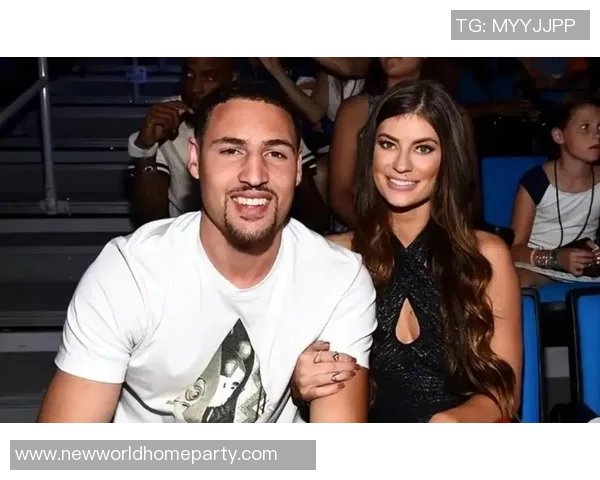 世界杯球星女友惊艳亮相足球场引热议 球迷纷纷点赞纷纷猜测背后故事 世界杯球星女友惊艳亮相足球场引热议 球迷纷纷点赞纷纷猜测背后故事